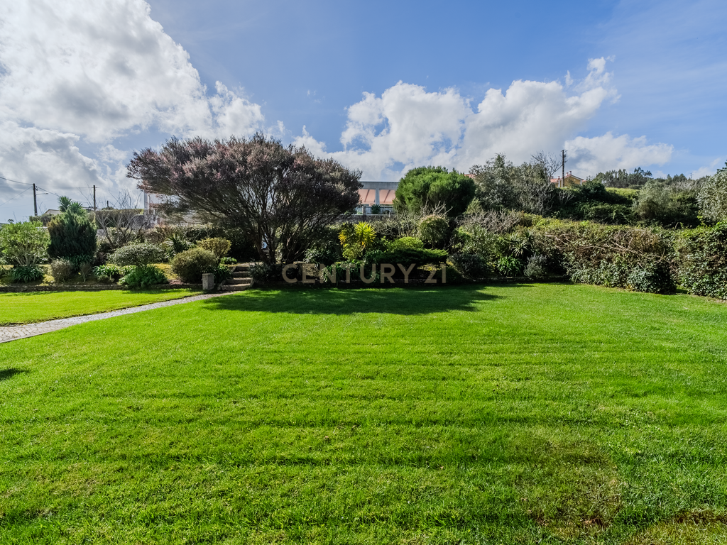 Luxuosa Moradia Isolada com jardim Privado na Venda do Pinheiro - Image 33